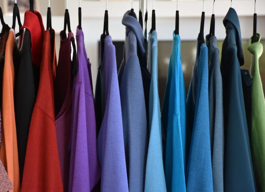 Abiti colorati appesi, ricordo della casa di stilista