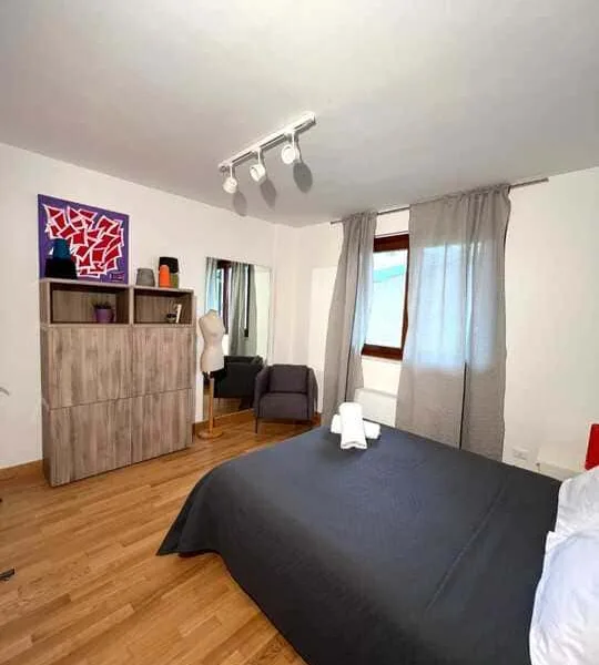 Camera matrimoniale di Alli House con armadio e finestra
