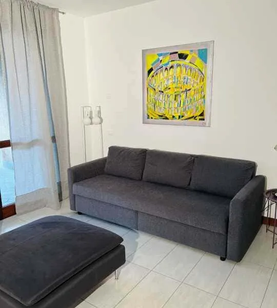 Soggiorno di Alli House con divano grigio