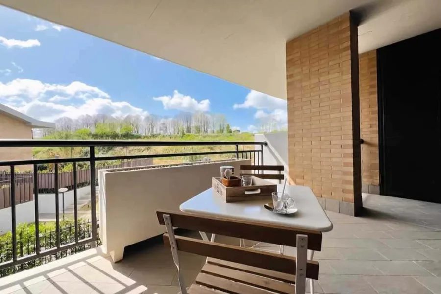 Terrazza di Alli House con tavolo e sedie, alloggio turistico a Roma nord