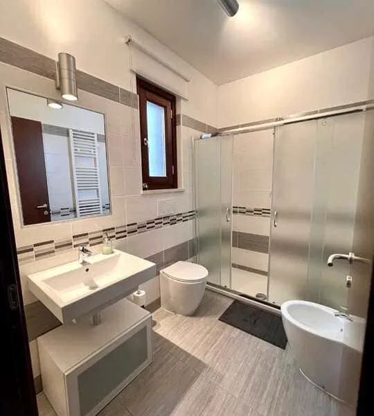 Bagno di Alli House con doccia
